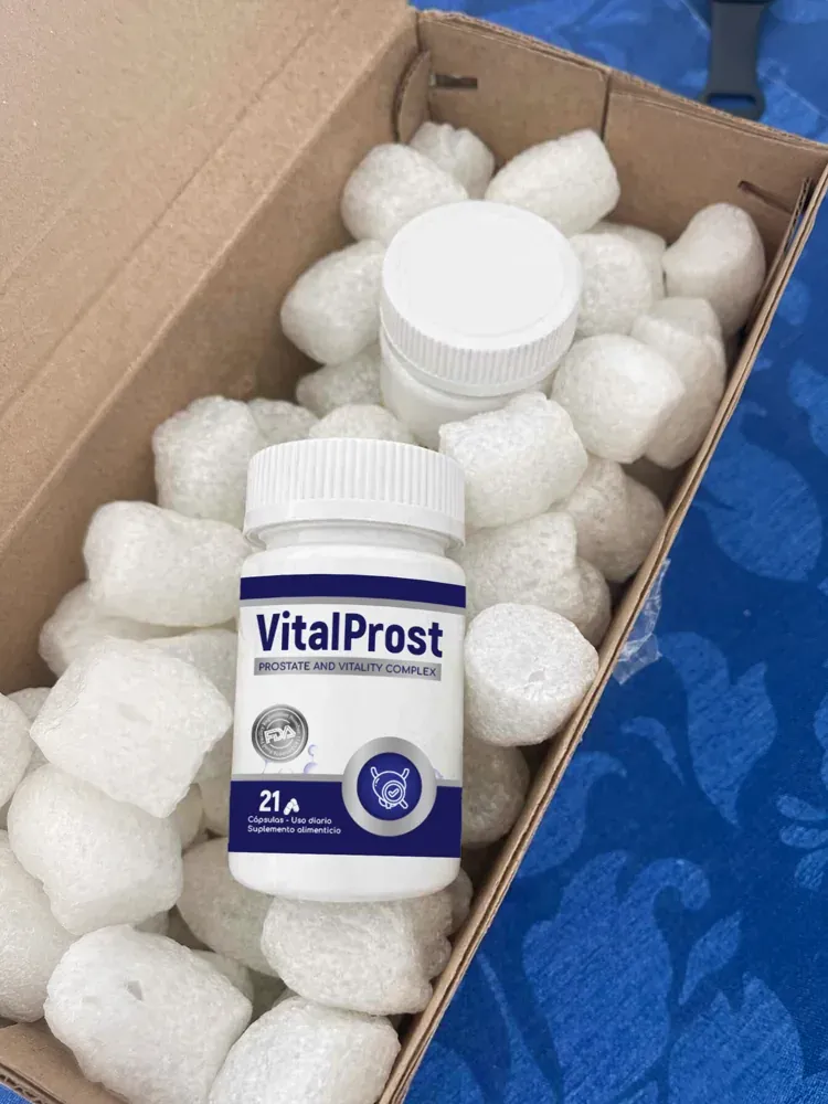 Frasco de VitalProst dentro de una caja de cartón con material de embalaje
